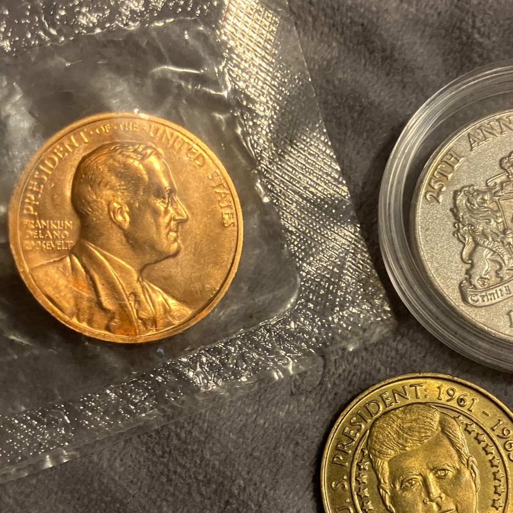 Assorted Coin Collection with Case - Picture 4 of 9